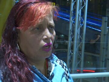 Una de las mujeres que duermen en el aeropuerto