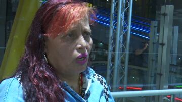 Una de las mujeres que duermen en el aeropuerto