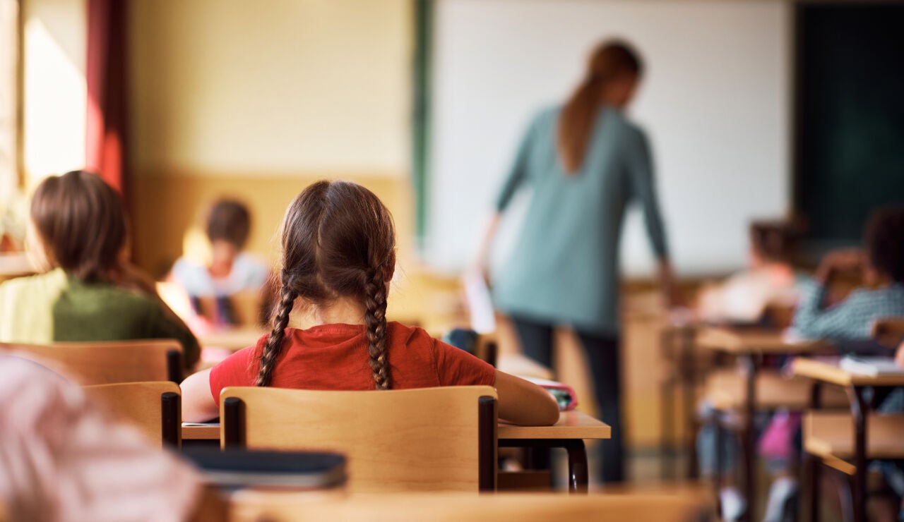Imagen de archivo de un aula de colegio