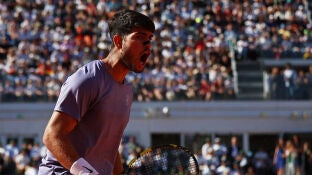 Carlos Alcaraz celebra un punto ante Lorenzo Musetti en las semifinales de Roma