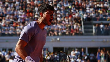 Carlos Alcaraz celebra un punto ante Lorenzo Musetti en las semifinales de Roma