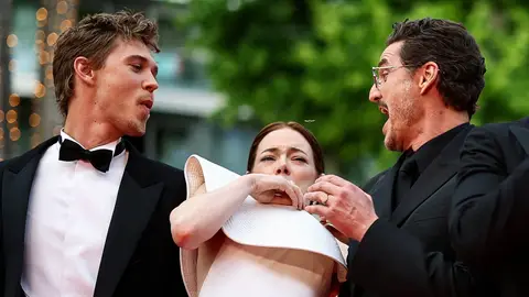 Austin Butler, Emma Stone y Pedro Pascal esquivando a una abeja Austin Butler, Emma Stone y Pedro Pascal esquivando a una abeja