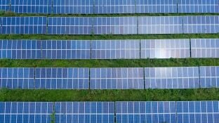 Imagen de archivo de unos paneles solares.