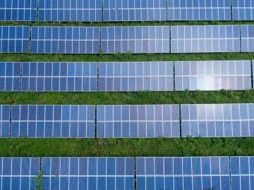 Imagen de archivo de unos paneles solares.