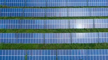 Imagen de archivo de unos paneles solares.
