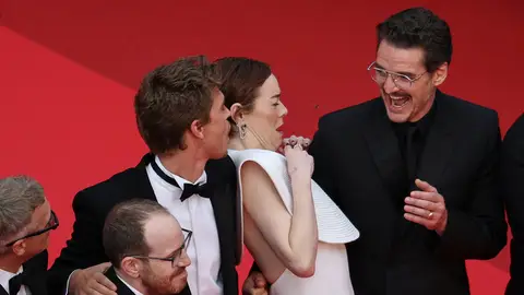 Austin Butler, Emma Stone y Pedro Pascal esquivando a una abeja Austin Butler, Emma Stone y Pedro Pascal esquivando a una abeja