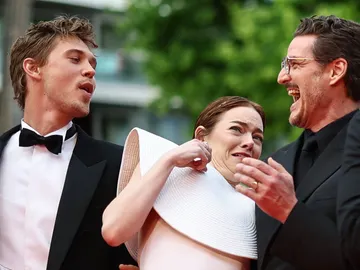 Austin Butler, Emma Stone y Pedro Pascal esquivando a una abeja en Cannes Austin Butler, Emma Stone y Pedro Pascal esquivando a una abeja en Cannes