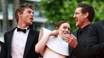 Austin Butler, Emma Stone y Pedro Pascal esquivando a una abeja en Cannes