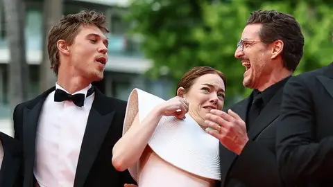 Austin Butler, Emma Stone y Pedro Pascal esquivando a una abeja en Cannes Austin Butler, Emma Stone y Pedro Pascal esquivando a una abeja en Cannes