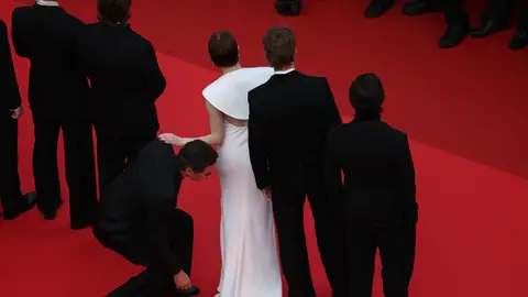Pedro Pascal colocando el vestido de Emma Stone en la alfombra roja de Cannes Pedro Pascal colocando el vestido de Emma Stone en la alfombra roja de Cannes