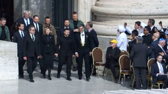 Zelenski y Vance se dan la mano en la misa de inicio de pontificado de Le&oacute;n XIV