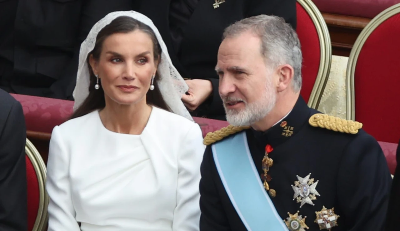 La reina Letizia y Felipe VI en la misa de inicio del del papa León XIV