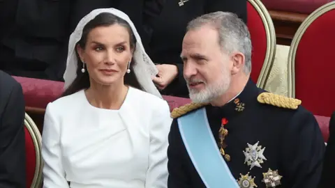 La reina Letizia y Felipe VI en la misa de inicio del del papa León XIV La reina Letizia y Felipe VI en la misa de inicio del del papa León XIV
