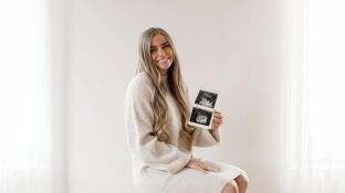 Imagen de Emilie Kiser sosteniendo una ecograf&iacute;a de su hijo Trigg.