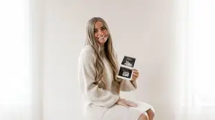 Imagen de Emilie Kiser sosteniendo una ecografía de su hijo Trigg. Imagen de Emilie Kiser sosteniendo una ecografía de su hijo Trigg.