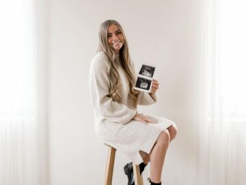 Imagen de Emilie Kiser sosteniendo una ecografía de su hijo Trigg.