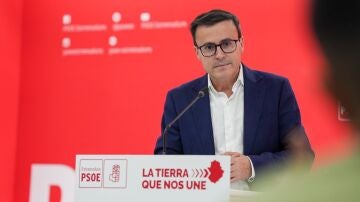 El secretario general del PSOE, Miguel Ángel Gallardo, en rueda de prensa