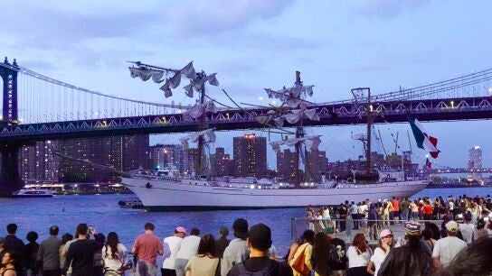 La gente mira al Cuauht&eacute;moc, un buque escuela de la Armada mexicana, en el East River