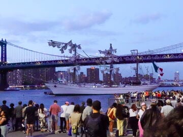 La gente mira al Cuauhtémoc, un buque escuela de la Armada mexicana, en el East River