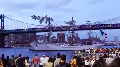 La gente mira al Cuauhtémoc, un buque escuela de la Armada mexicana, en el East River La gente mira al Cuauhtémoc, un buque escuela de la Armada mexicana, en el East River