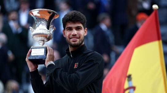 Carlos Alcaraz posa con el trofeo del Masters de Roma