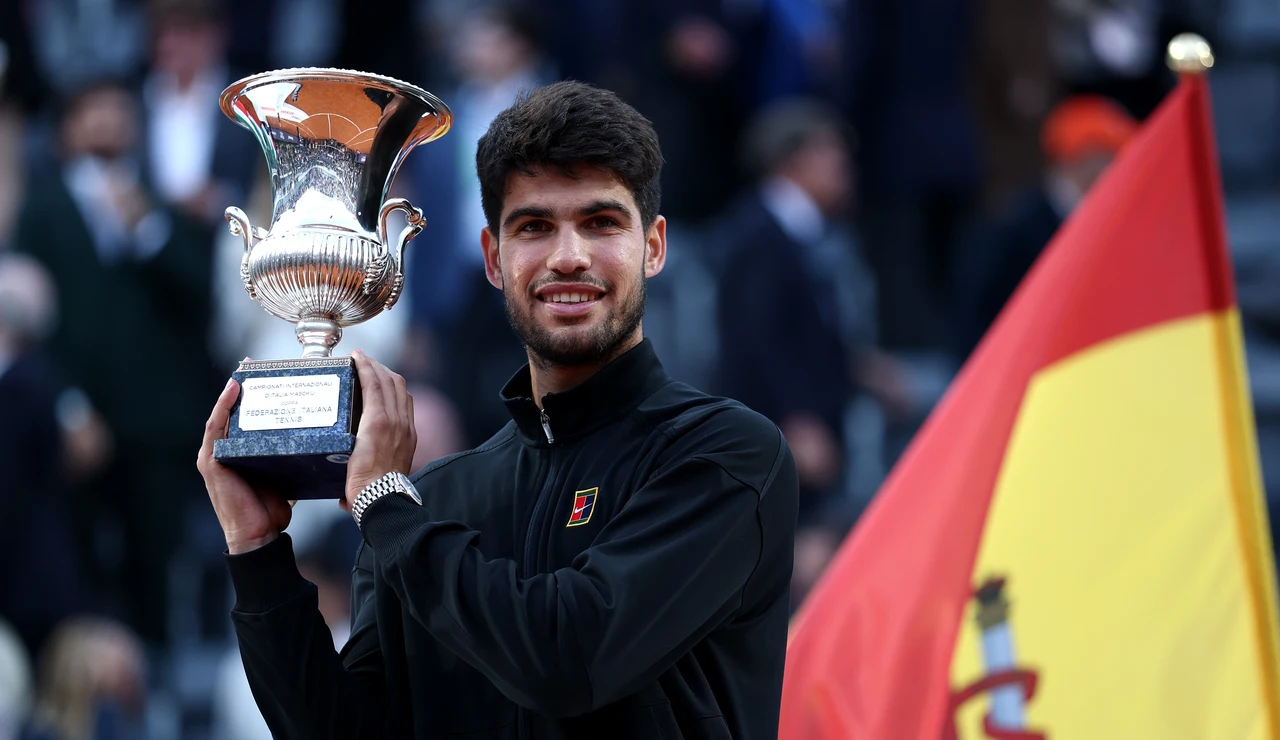 Carlos Alcaraz posa con el trofeo del Masters de Roma