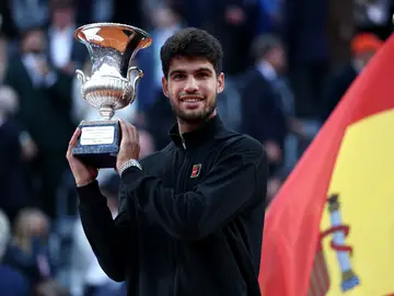 Carlos Alcaraz posa con el trofeo del Masters de Roma Carlos Alcaraz posa con el trofeo del Masters de Roma