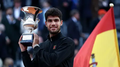 Carlos Alcaraz posa con el trofeo del Masters de Roma Carlos Alcaraz posa con el trofeo del Masters de Roma
