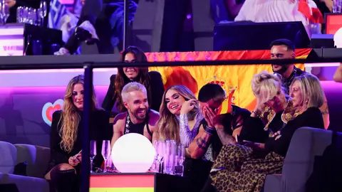 Melody y su equipo tras su actuación en Eurovisión Melody y su equipo tras su actuación en Eurovisión