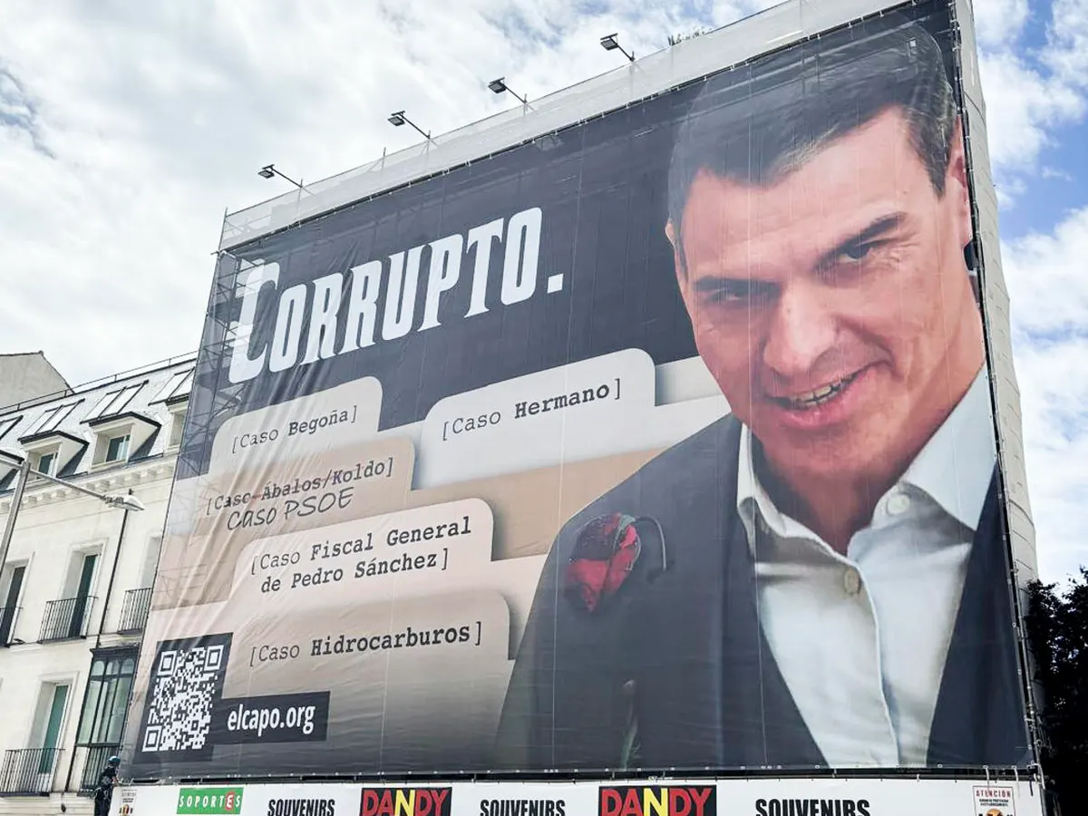 El PSOE denuncia a Hazte Oír por una lona ante al Congreso con la imagen de Sánchez "corrupto"