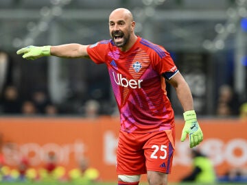 Pepe Reina, en un partido con el Como