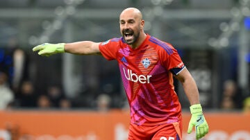 Pepe Reina, en un partido con el Como