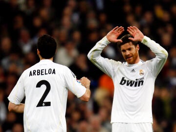 Álvaro Arbeloa y Xabi Alonso, en un partido con el Real Madrid en 2010
