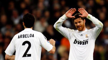 Álvaro Arbeloa y Xabi Alonso, en un partido con el Real Madrid en 2010
