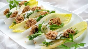 Arguiñano, sobre la ensalada de endivias y pera con queso azul: "Qué bocado más rico"