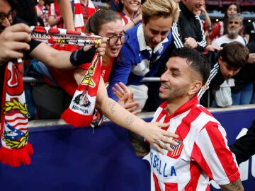 Ángel Correa se despide de los aficionados del Atlético en el Metropolitano