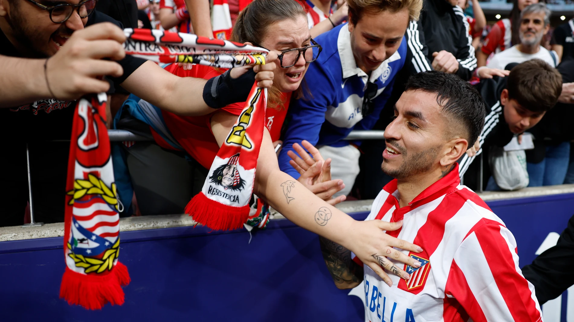 Ángel Correa se despide de los aficionados del Atlético en el Metropolitano Ángel Correa se despide de los aficionados del Atlético en el Metropolitano