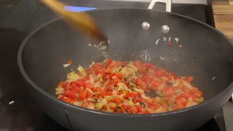 Pela el pimiento rojo, córtalo de la misma manera e incorpóralo Pela el pimiento rojo, córtalo de la misma manera e incorpóralo