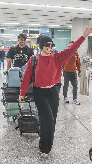 Melody llega al aeropuerto de Málaga Melody llega al aeropuerto de Málaga