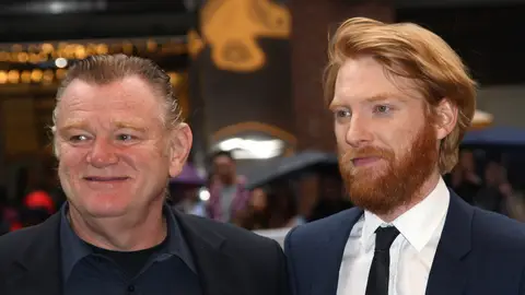 Brandan Gleeson y su hijo Domhnall Gleeson Brandan Gleeson y su hijo Domhnall Gleeson