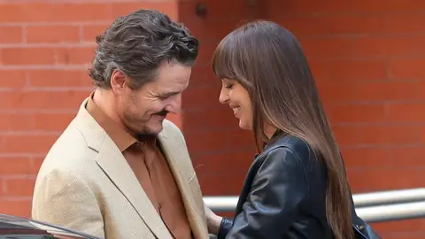 Pedro Pascal y Dakota Johnson en el rodaje de Materialists Pedro Pascal y Dakota Johnson en el rodaje de Materialists