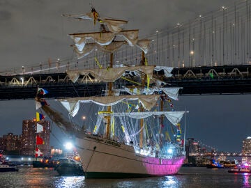 Buque escuela mexicano junto al puente de Brooklyn