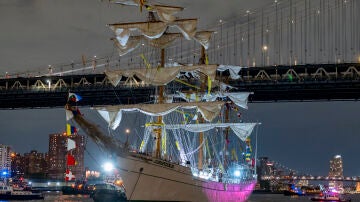 Buque escuela mexicano junto al puente de Brooklyn