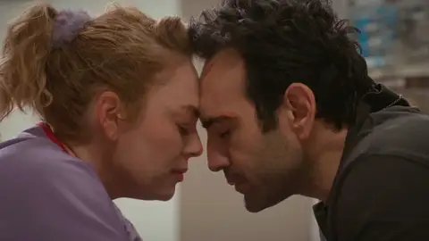 Bahar reconforta a Evren cuando más lo necesita Bahar reconforta a Evren cuando más lo necesita