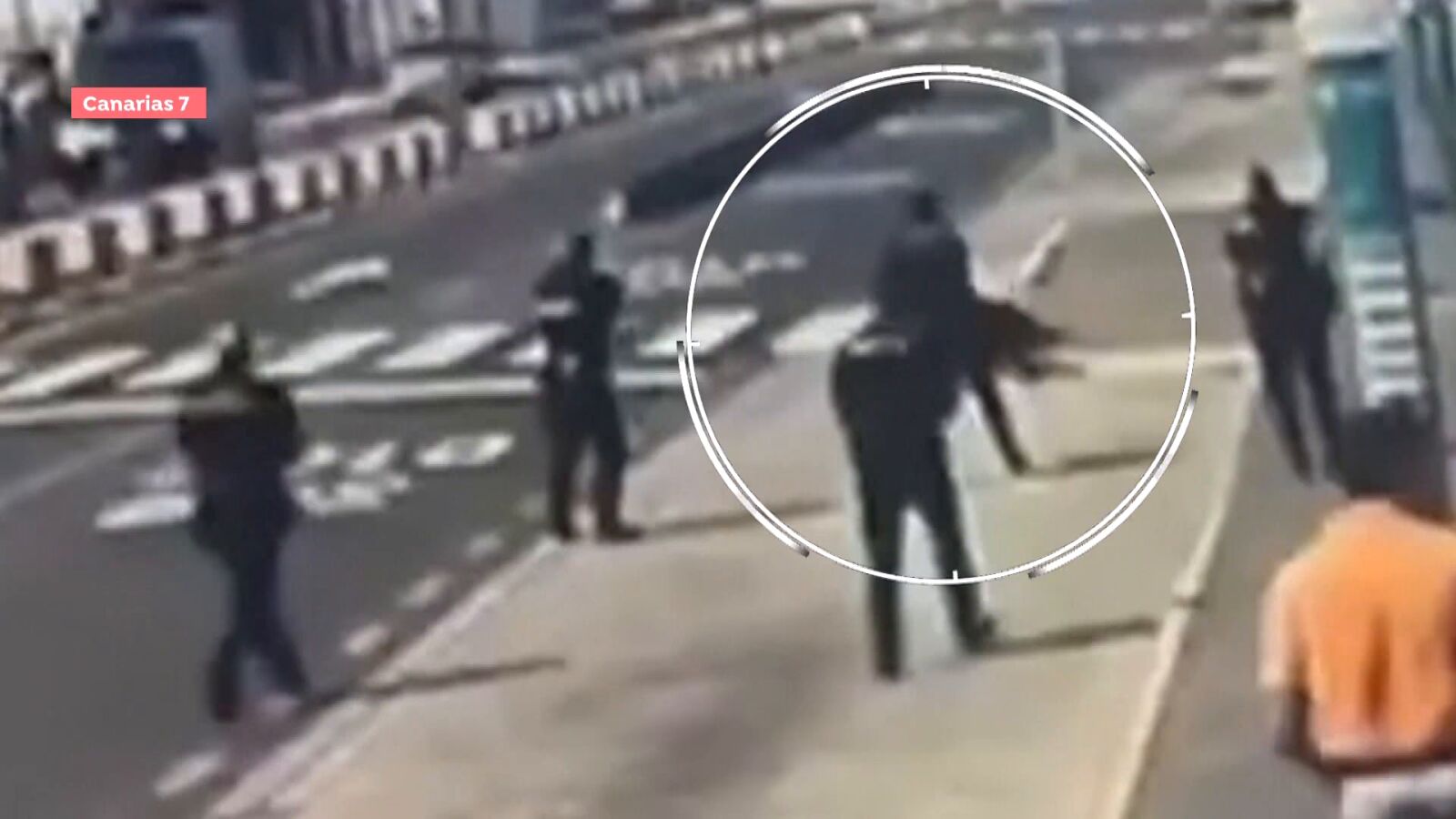Duras imágenes: Abatido por la Policía tras atacar a un taxista y abalanzarse sobre los agentes en el aeropuerto de Gran Canaria