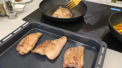 Pasa los trozos a una bandeja Pasa los trozos a una bandeja