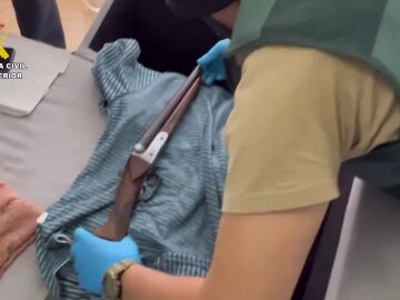 La Guardia Civil detiene a dos personas que escondían un arsenal de armas en su vivienda de Alfafar