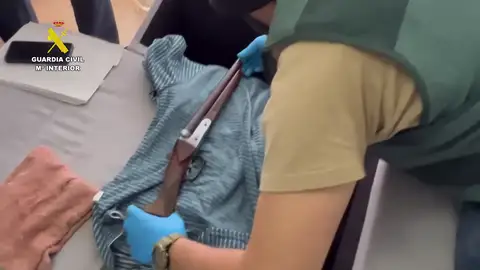 La Guardia Civil detiene a dos personas que escondían un arsenal de armas en su vivienda de Alfafar La Guardia Civil detiene a dos personas que escondían un arsenal de armas en su vivienda de Alfafar