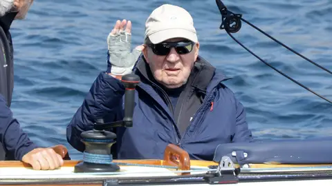 El Rey Juan Carlos da comienzo a las regatas en Sanxenxo El Rey Juan Carlos desembarcando, a 17 de mayo de 2025, en Sanxenxo (España). REY;REALEZA;REGATAS;BARCO José Ramón Hernando / Europa Press 17/05/2025