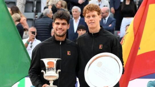 Carlos Alcaraz y Jannik Sinner tras la final en Roma